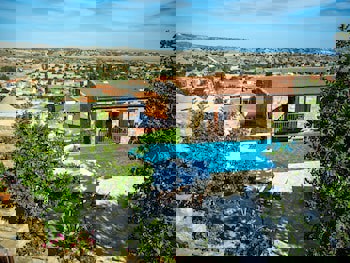 Eveleos Country House