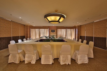 Crown Regency Suites & Residences - Mactan