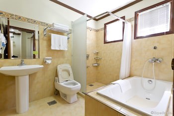 Crown Regency Suites & Residences - Mactan