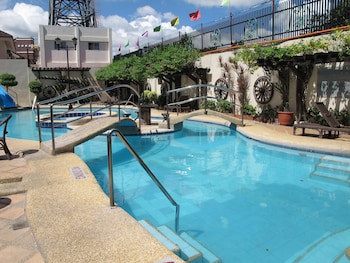 Crown Regency Suites & Residences - Mactan