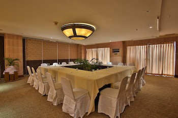 Crown Regency Suites & Residences - Mactan