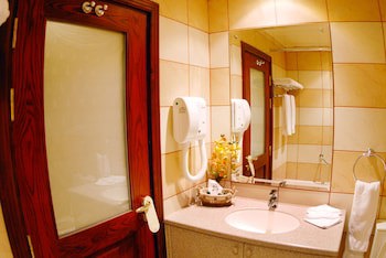 Al Liwan Suites