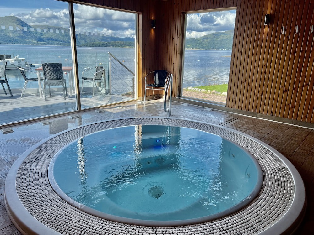 Holly Tree Hotel, Swimming Pool & Hot Tub