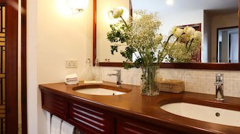 Amanjaya Pancam Suites Hotel