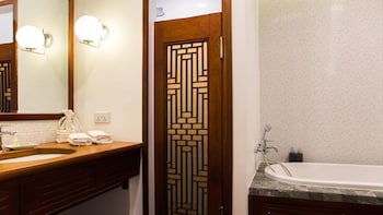 Amanjaya Pancam Suites Hotel