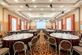 Ramada Plaza By Wyndham Bucharest Convention Center