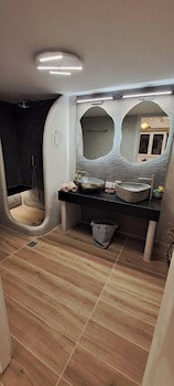 Amerisa Suites & Villa