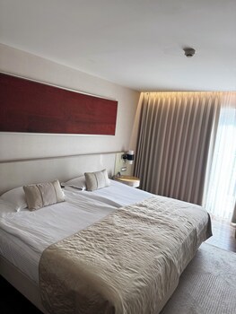 Charisma De Luxe Hotel