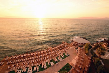 Charisma De Luxe Hotel