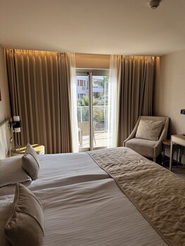Charisma De Luxe Hotel