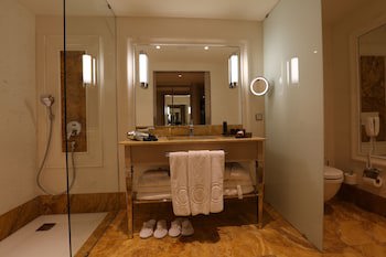 Charisma De Luxe Hotel