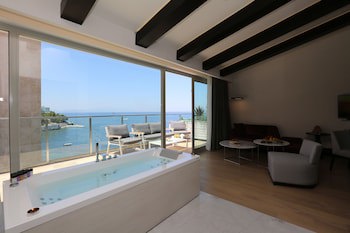 Charisma De Luxe Hotel