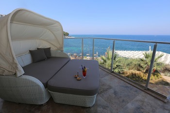 Charisma De Luxe Hotel