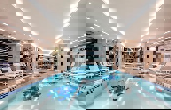 Charisma De Luxe Hotel