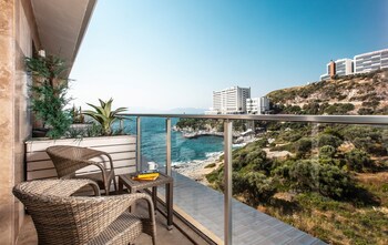 Charisma De Luxe Hotel