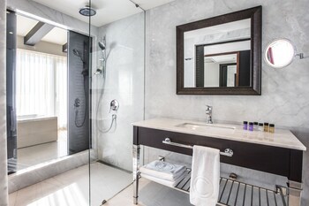 Charisma De Luxe Hotel