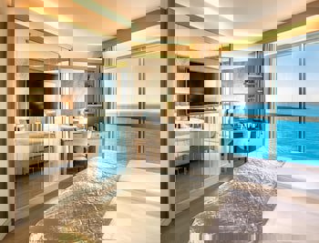 Charisma De Luxe Hotel