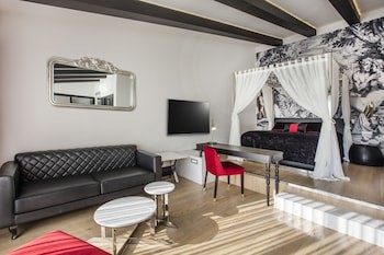 Charisma De Luxe Hotel
