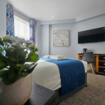 George Hotel