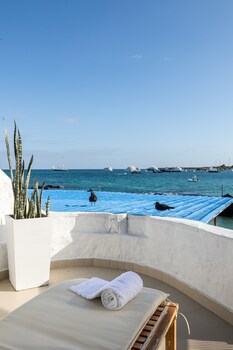 Blu Galapagos Sustainable Waterfront Lodge