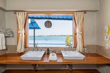 Blu Galapagos Sustainable Waterfront Lodge
