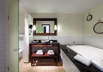 Grand Palladium Lady Hamilton Resort & Spa All Inclusive