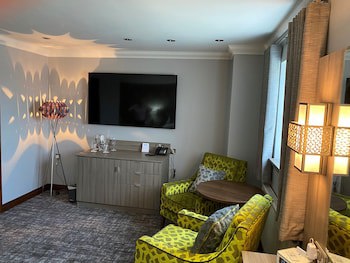 Best Western Plus Pastures Hotel