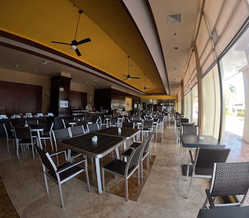 Radisson Colon 2,000 Hotel & Casino