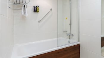 Holiday Inn Express Leigh - Sports Village, An Ihg Hotel