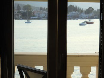 Manessi City Hotel