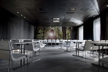 Carbon Hotel - Different Hotels