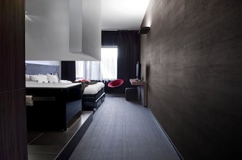 Carbon Hotel - Different Hotels