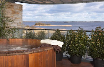 Hodson Bay Hotel