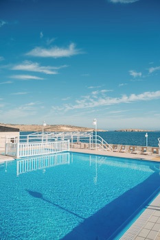 Gillieru Harbour Hotel