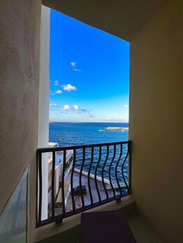 Gillieru Harbour Hotel