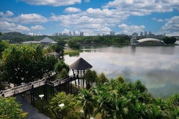 Doubletree By Hilton Putrajaya Lakeside