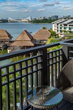 Doubletree By Hilton Putrajaya Lakeside