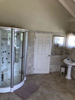 Retreat Guesthouse Luxury Suites