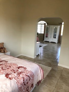 Retreat Guesthouse Luxury Suites