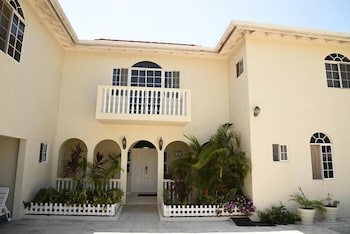 Retreat Guesthouse Luxury Suites