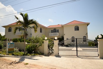 Retreat Guesthouse Luxury Suites