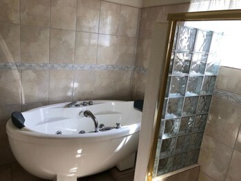 Retreat Guesthouse Luxury Suites