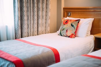 The Valley Hotel & Carriage Gardens