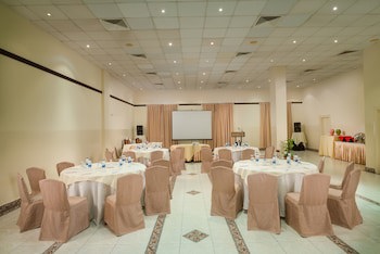 Al Falaj Hotel
