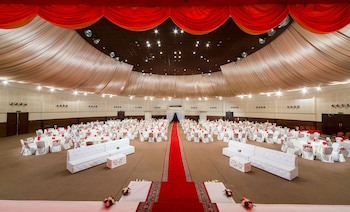 Al Falaj Hotel