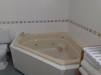 Colonial Lodge Motel