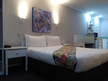 Colonial Lodge Motel