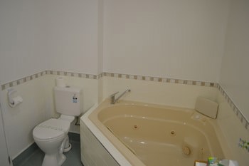 Colonial Lodge Motel