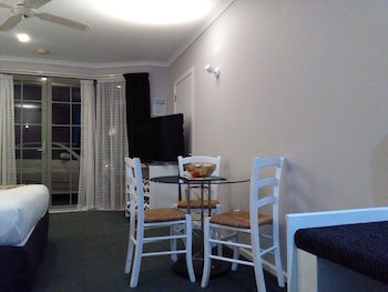 Colonial Lodge Motel