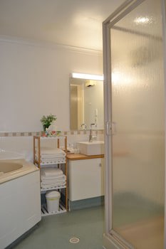 Colonial Lodge Motel